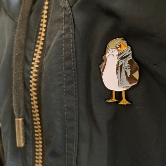 Exclusive Collectible Disney Star Wars "Cool Porg" Collector Enamel Pin - Picture 2 of 3
